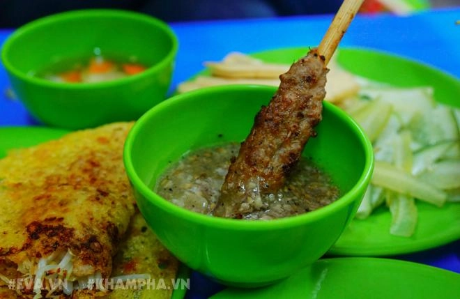 Nhâm nhi bánh xèo giòn tan chuẩn vị đà nẵng phố đội cấn giữa mùa đông hà nội