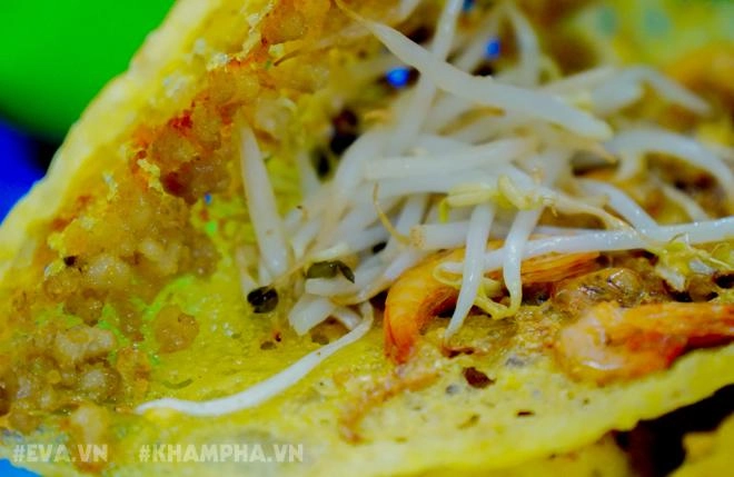 Nhâm nhi bánh xèo giòn tan chuẩn vị đà nẵng phố đội cấn giữa mùa đông hà nội