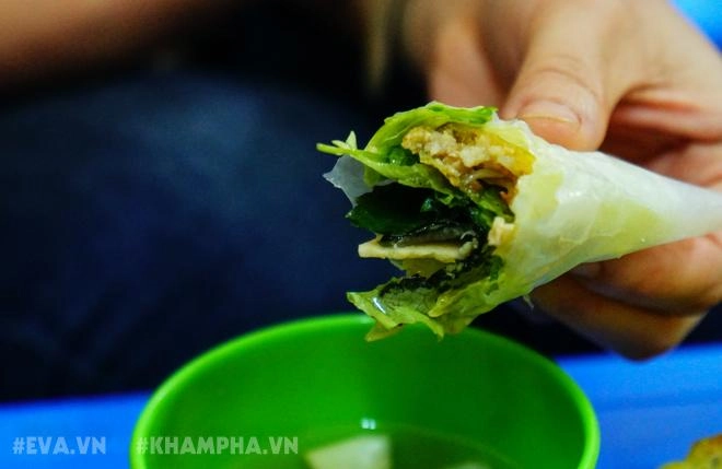 Nhâm nhi bánh xèo giòn tan chuẩn vị đà nẵng phố đội cấn giữa mùa đông hà nội
