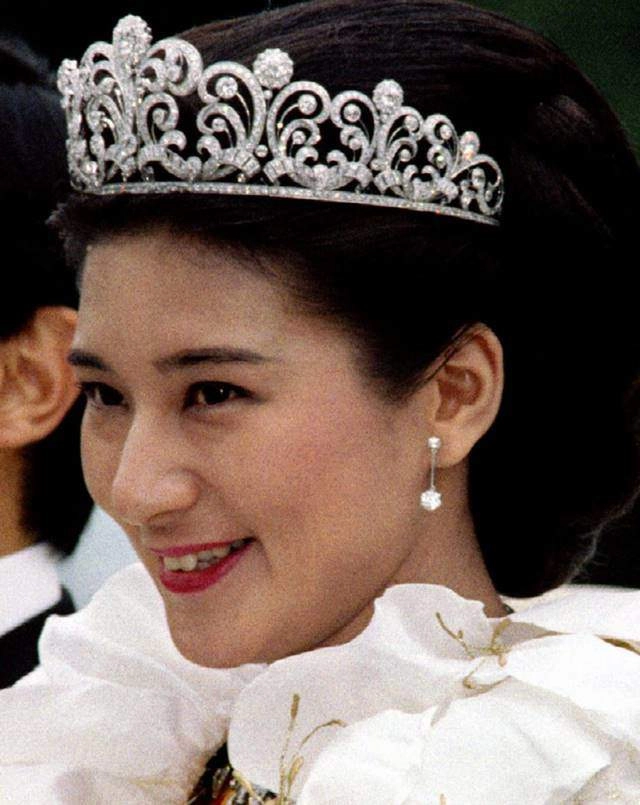 Nhan sắc người phụ nữ làm thái tử mê mệt quyết theo đuổi khiến hoàng gia nhật náo động