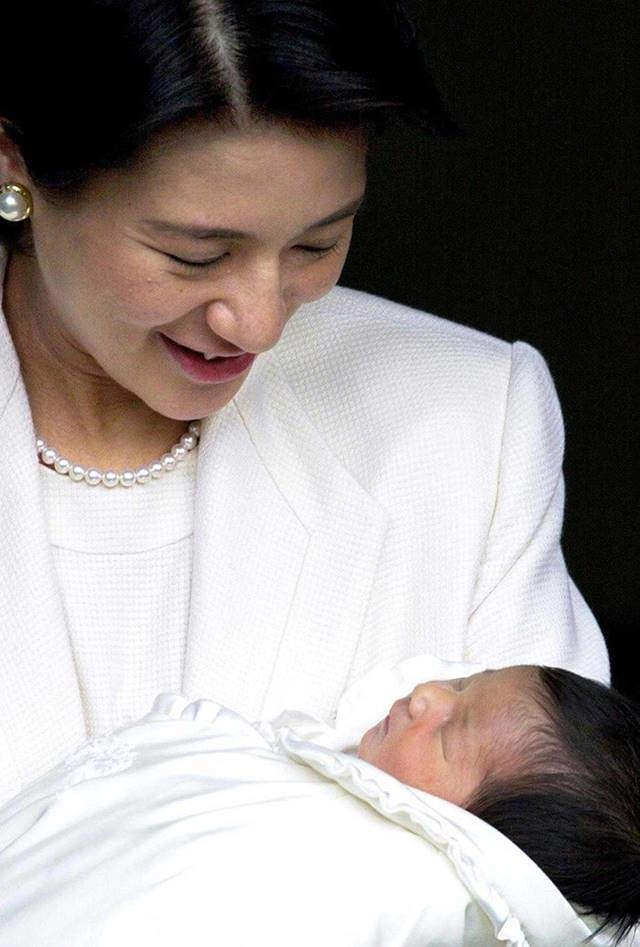 Nhan sắc người phụ nữ làm thái tử mê mệt quyết theo đuổi khiến hoàng gia nhật náo động