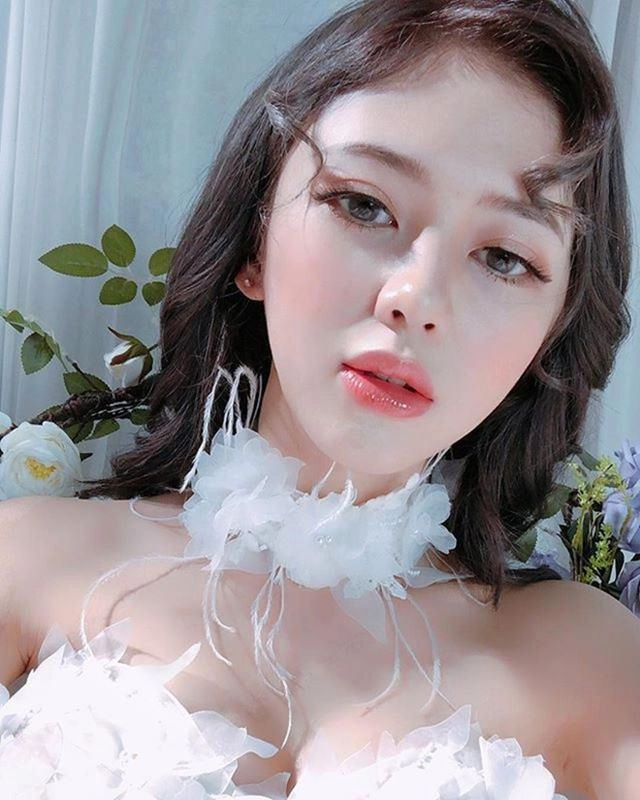 Nhan sắc tình mới của trịnh thăng bình gây chú ý vì quá nóng bỏng hơn hẳn người cũ