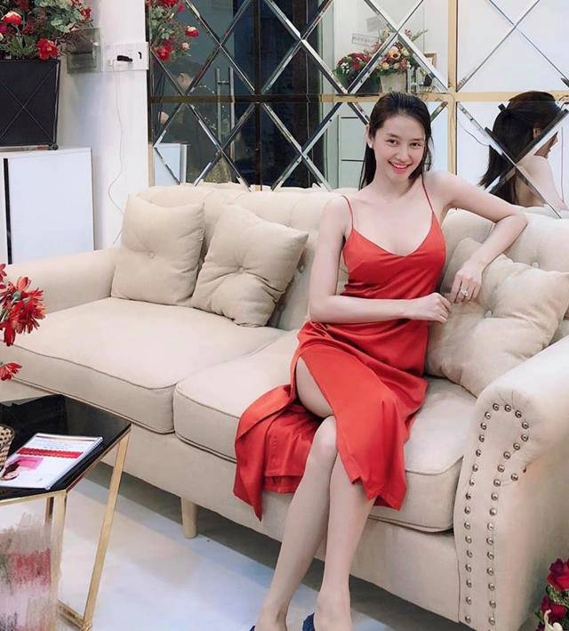 Nhìn vòng 2 nhỏ xíu của bà xã lâm vinh hải mới thấy 56cm của ngọc trinh xưa quá rồi