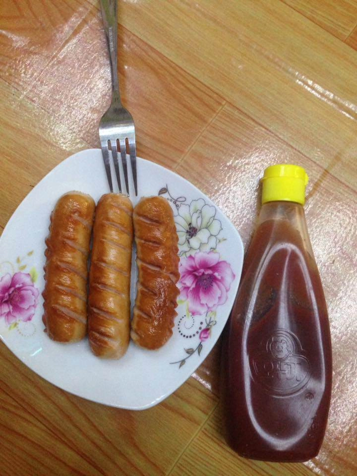 Nhờ bạn chiên xúc xích chàng trai ám ảnh với kết quả còn dân mạng cười muốn tắt thở