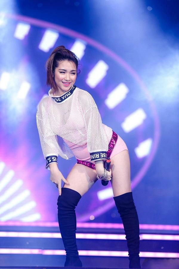 Những lần mặc đồ diễn không thể xấu hơn của loạt sao việt