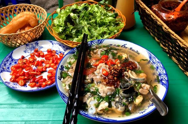 Những quán bún ốc ăn giòn giòn đã miệng lại giải nhiệt ngày nắng nóng điên đảo ở hà nội
