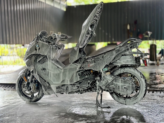 Những sai lầm dẫn đến căn bệnh viêm màng túi khi tự rửa xe