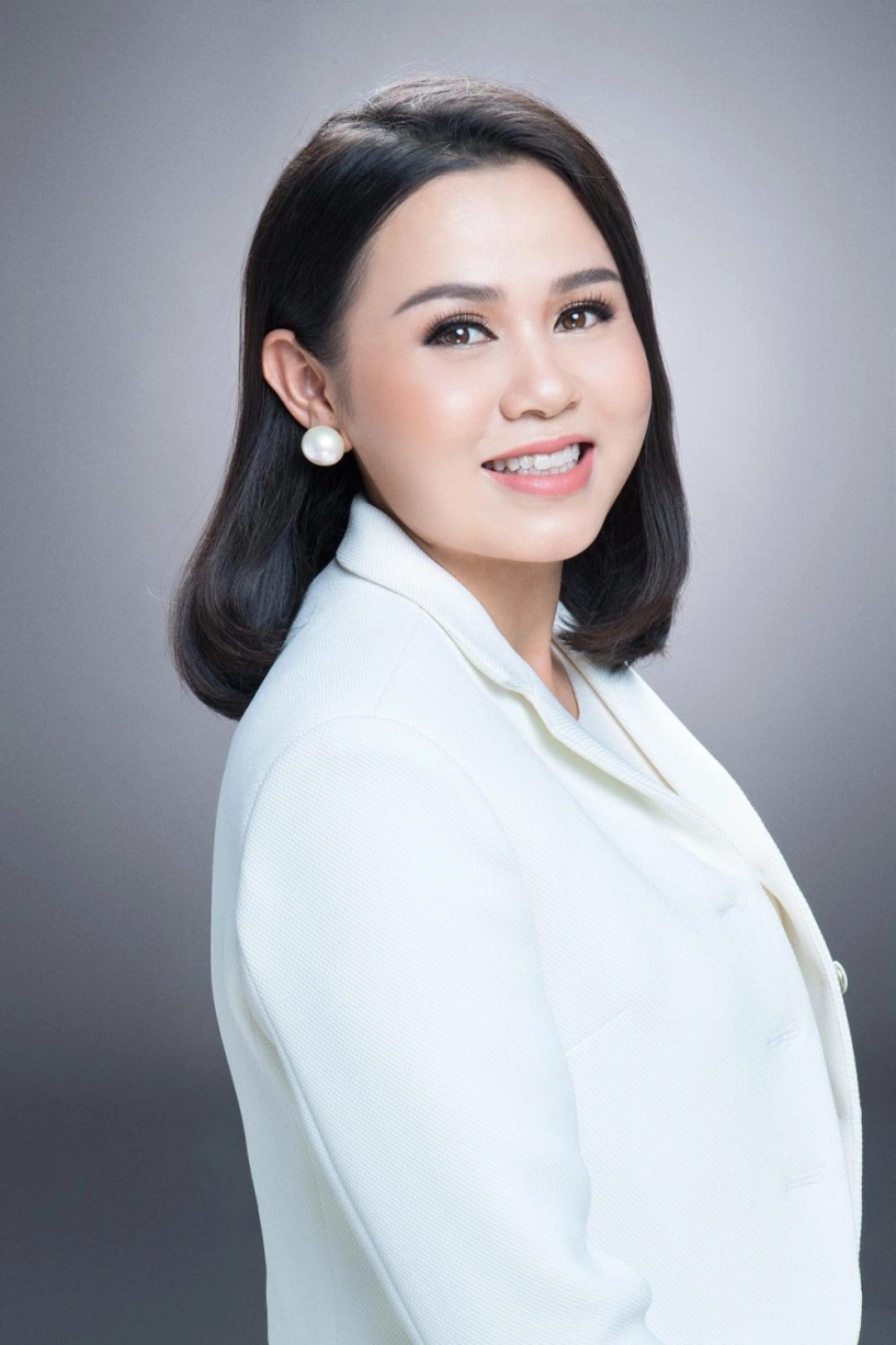 Nữ doanh nhân u40 gây xôn xao với màn lột xác không thể nhận ra