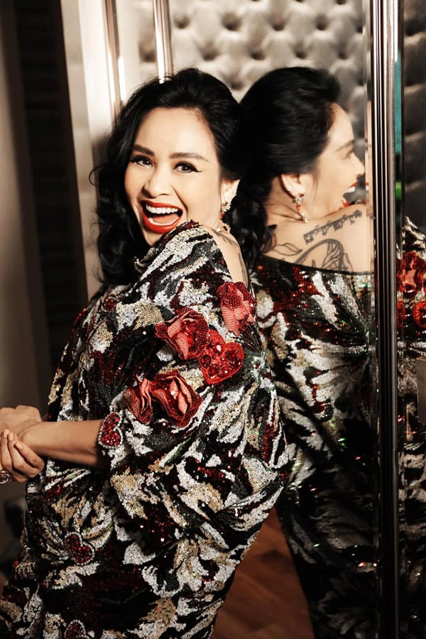 Nữ nsnd diva nhạc việt ở tuổi u60 vẫn có làn da căng bóng nhờ bí quyết ít ai biết