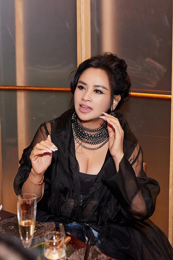 Nữ nsnd diva nhạc việt ở tuổi u60 vẫn có làn da căng bóng nhờ bí quyết ít ai biết