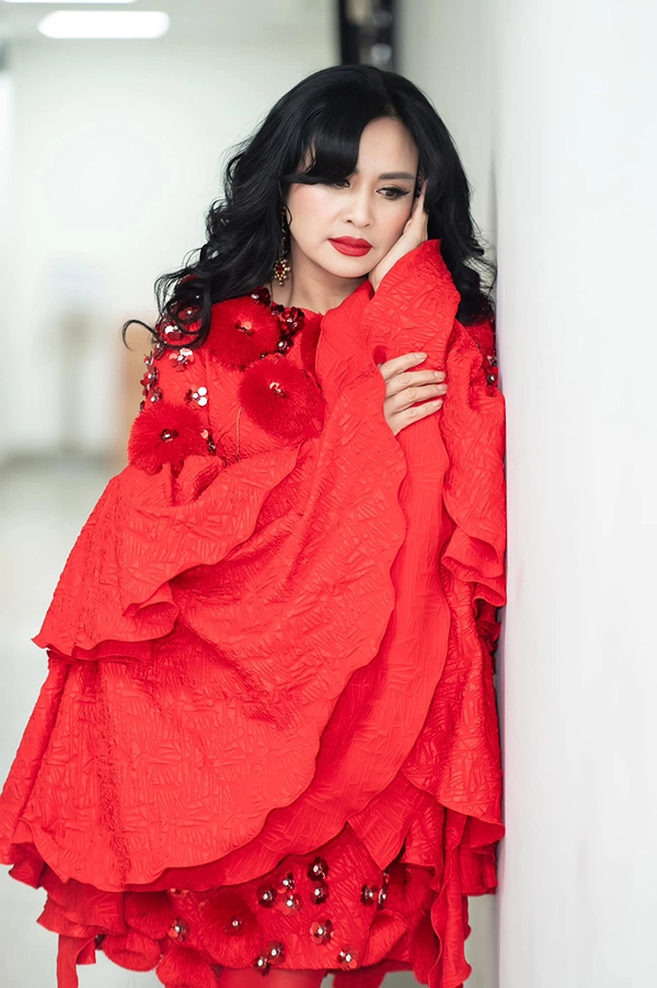 Nữ nsnd diva nhạc việt ở tuổi u60 vẫn có làn da căng bóng nhờ bí quyết ít ai biết