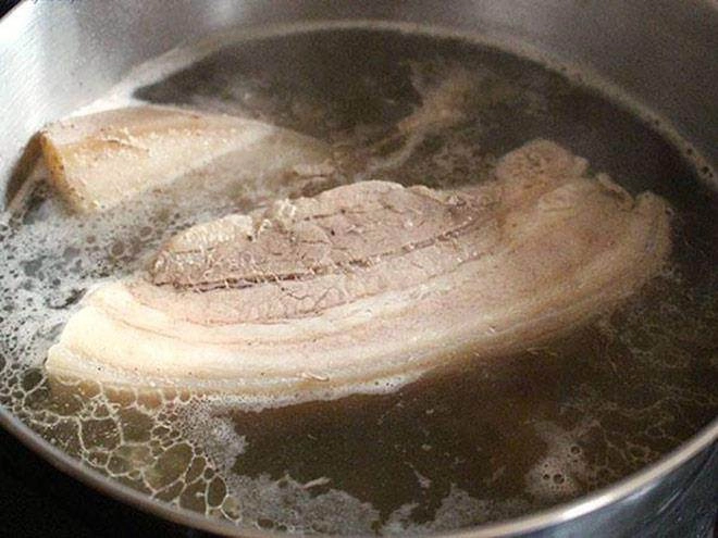 nước luộc thịt xương hầm sủi bọt là do lợn có hóa chất sự thực hay chỉ là lời đồn