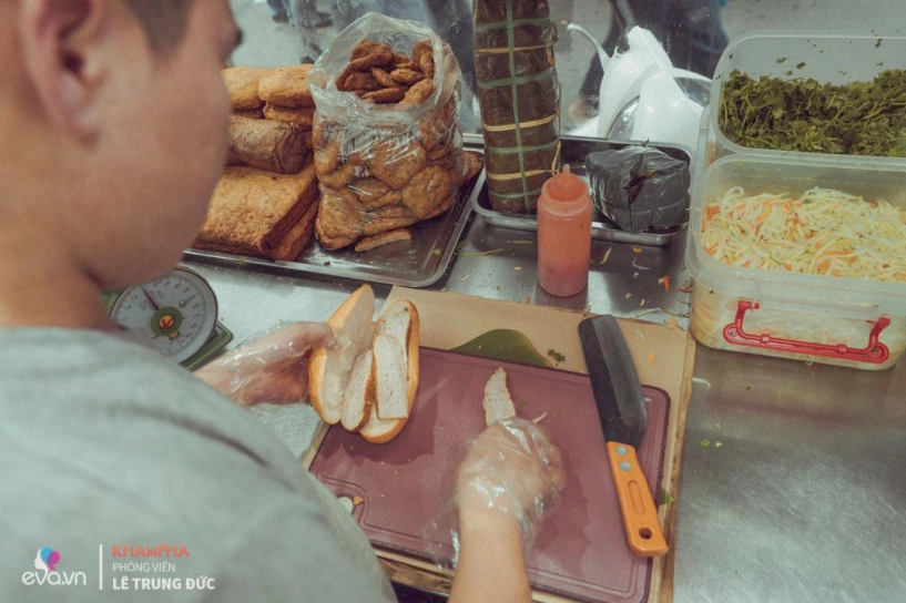 Ông bố u60 làm bánh mì chả ngon nức tiếng bán được nghìn chiếcngày