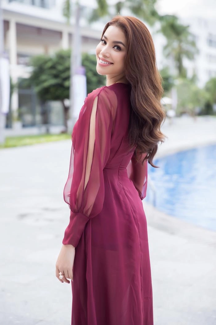 Phạm hương diện lại váy cũ rớt nước mắt trước ngày trao lại vương miện