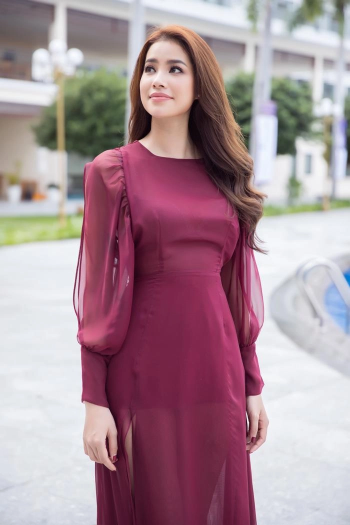 Phạm hương diện lại váy cũ rớt nước mắt trước ngày trao lại vương miện