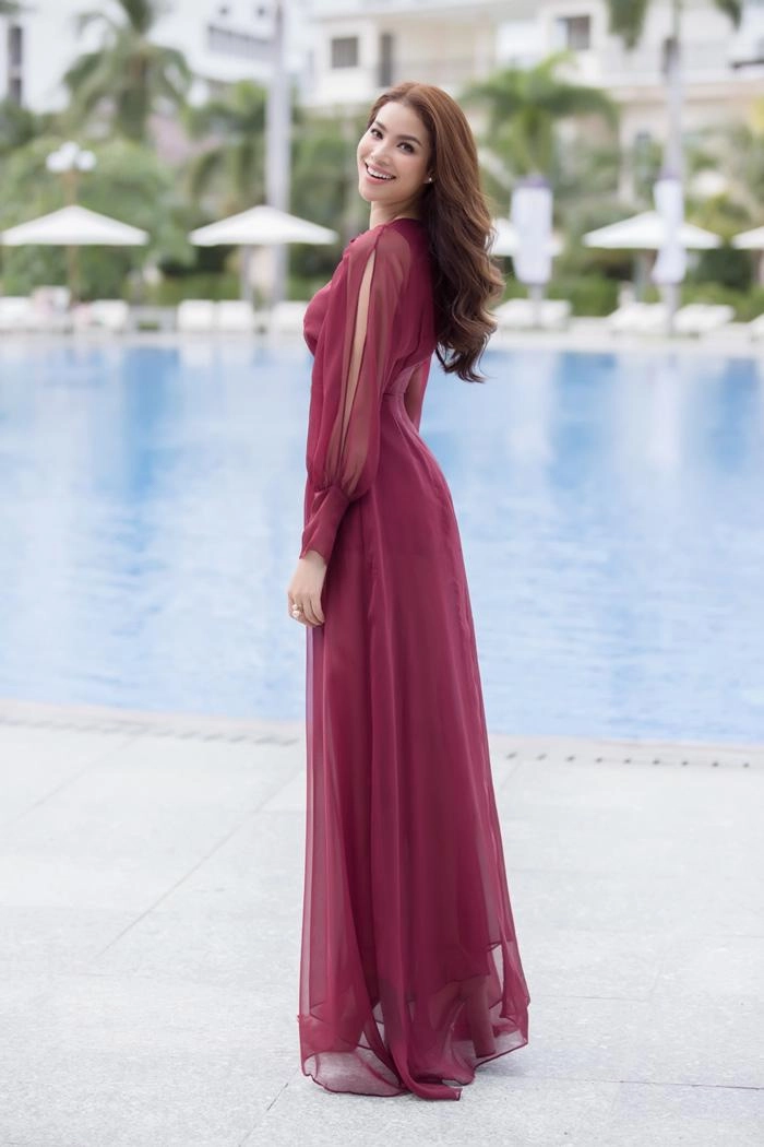 Phạm hương diện lại váy cũ rớt nước mắt trước ngày trao lại vương miện