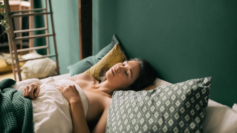 Phụ nữ ngủ nude hay mặc quần áo ai có da dẻ đẹp và giảm cân tốt hơn