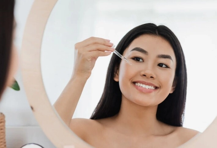 Phụ nữ sau tuổi 30 thoa serum hay kem dưỡng da giúp chống lão hóa tốt hơn lựa chọn đúng còn tiết kiệm tiền