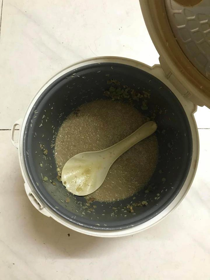 Qua nhà người yêu nấu cơm khi mở nắp nồi chàng trai bỗng lạnh dọc sống lưng