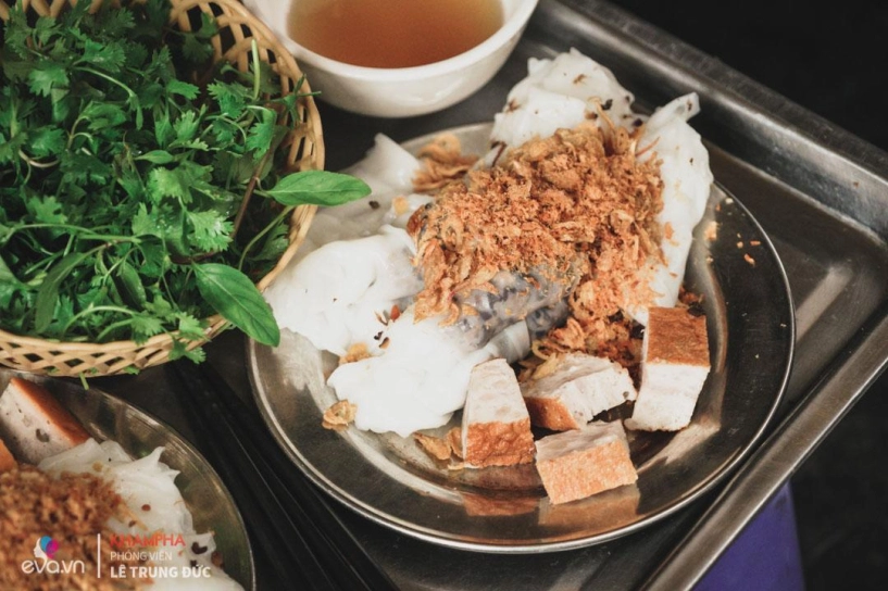 Quán bánh cuốn gia truyền 60 năm độc nhất vô nhị ở hà nội nhờ có nguyên liệu này