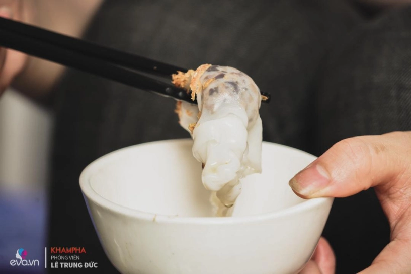Quán bánh cuốn gia truyền 60 năm độc nhất vô nhị ở hà nội nhờ có nguyên liệu này