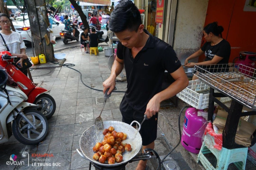 Quán bánh rán mật 20 năm khiến vợ chồng ca sĩ đăng khôi phải ghé qua mỗi khi ra hn