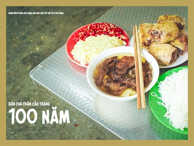 Quán bún chả gần 100 năm nằm nép mình dưới chân cầu thang vẫn bán hết bay một tạ búnngày