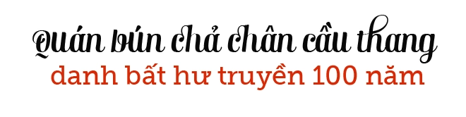 Quán bún chả gần 100 năm nằm nép mình dưới chân cầu thang vẫn bán hết bay một tạ búnngày