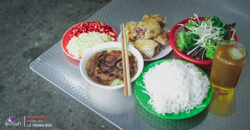 Quán bún chả gần 100 năm nằm nép mình dưới chân cầu thang vẫn bán hết bay một tạ búnngày