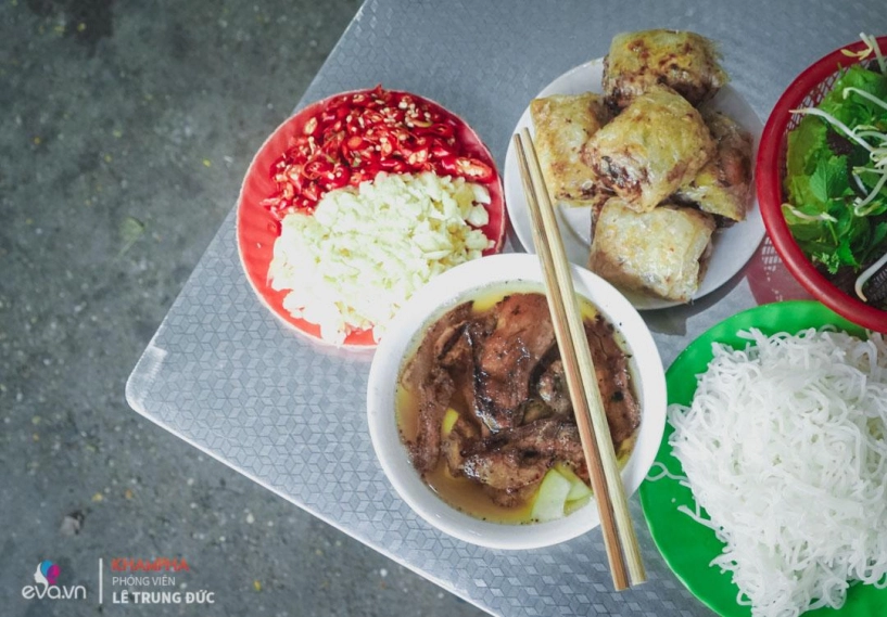 Quán bún chả gần 100 năm nằm nép mình dưới chân cầu thang vẫn bán hết bay một tạ búnngày
