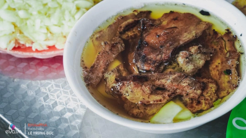 Quán bún chả gần 100 năm nằm nép mình dưới chân cầu thang vẫn bán hết bay một tạ búnngày