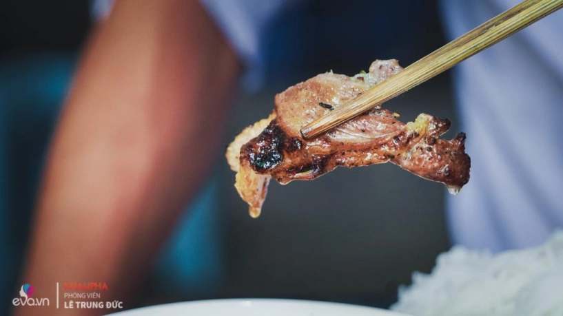 Quán bún chả gần 100 năm nằm nép mình dưới chân cầu thang vẫn bán hết bay một tạ búnngày