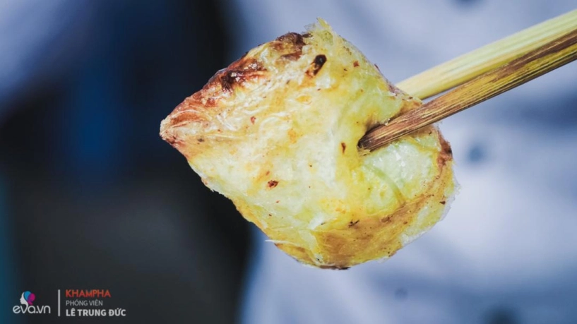 Quán bún chả gần 100 năm nằm nép mình dưới chân cầu thang vẫn bán hết bay một tạ búnngày