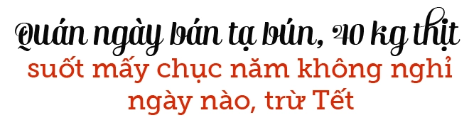 Quán bún chả gần 100 năm nằm nép mình dưới chân cầu thang vẫn bán hết bay một tạ búnngày