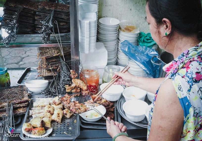 Quán bún chả gần 100 năm nằm nép mình dưới chân cầu thang vẫn bán hết bay một tạ búnngày