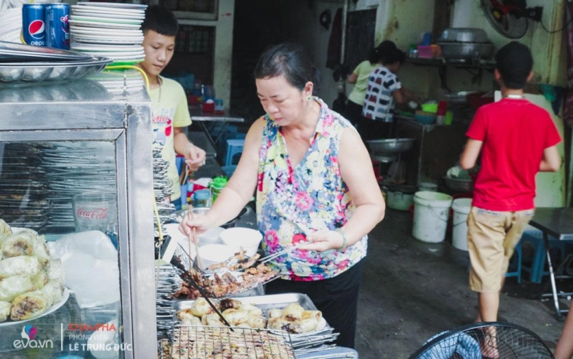 Quán bún chả gần 100 năm nằm nép mình dưới chân cầu thang vẫn bán hết bay một tạ búnngày