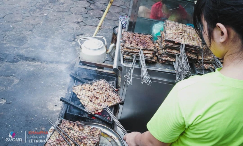 Quán bún chả gần 100 năm nằm nép mình dưới chân cầu thang vẫn bán hết bay một tạ búnngày