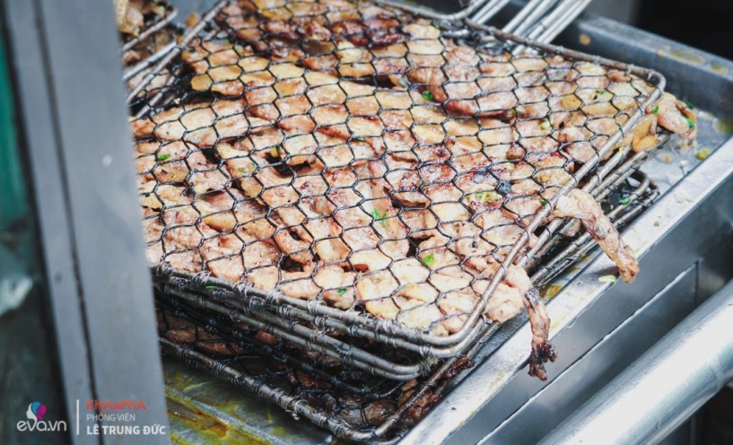 Quán bún chả gần 100 năm nằm nép mình dưới chân cầu thang vẫn bán hết bay một tạ búnngày