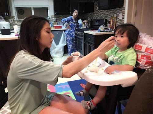 Ra ngoài mặc đẹp không ai bằng ở nhà chăm con mỹ nhân cũng tuềnh toàng như sen cả thôi