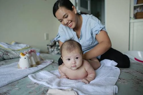 Ra ngoài mặc đẹp không ai bằng ở nhà chăm con mỹ nhân cũng tuềnh toàng như sen cả thôi