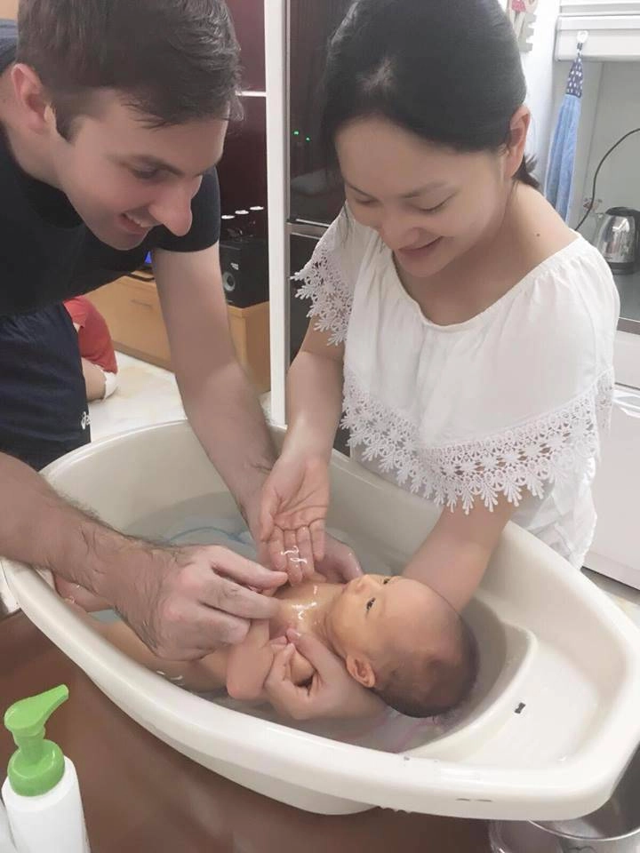 Ra ngoài mặc đẹp không ai bằng ở nhà chăm con mỹ nhân cũng tuềnh toàng như sen cả thôi