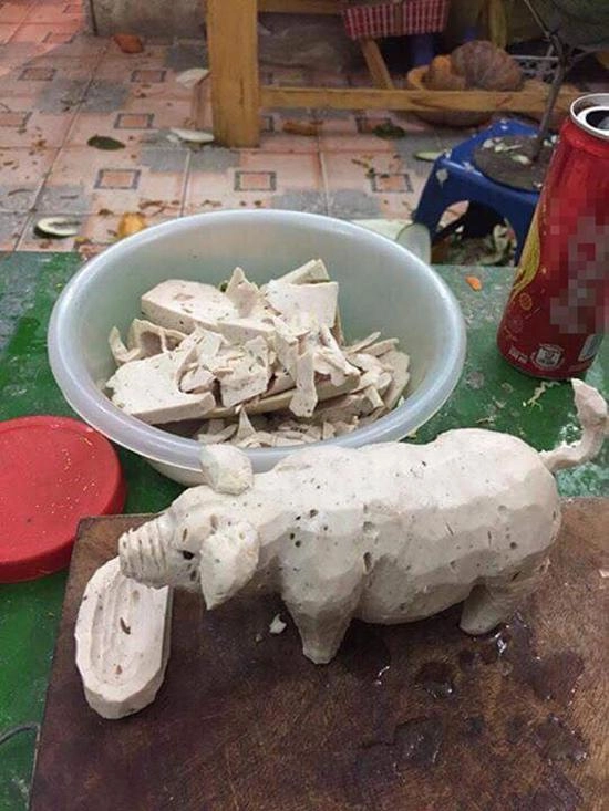 Rảnh rỗi đem giò ra tạc lợn anh chàng khiến dân mạng xôn xao vì quá khéo tay
