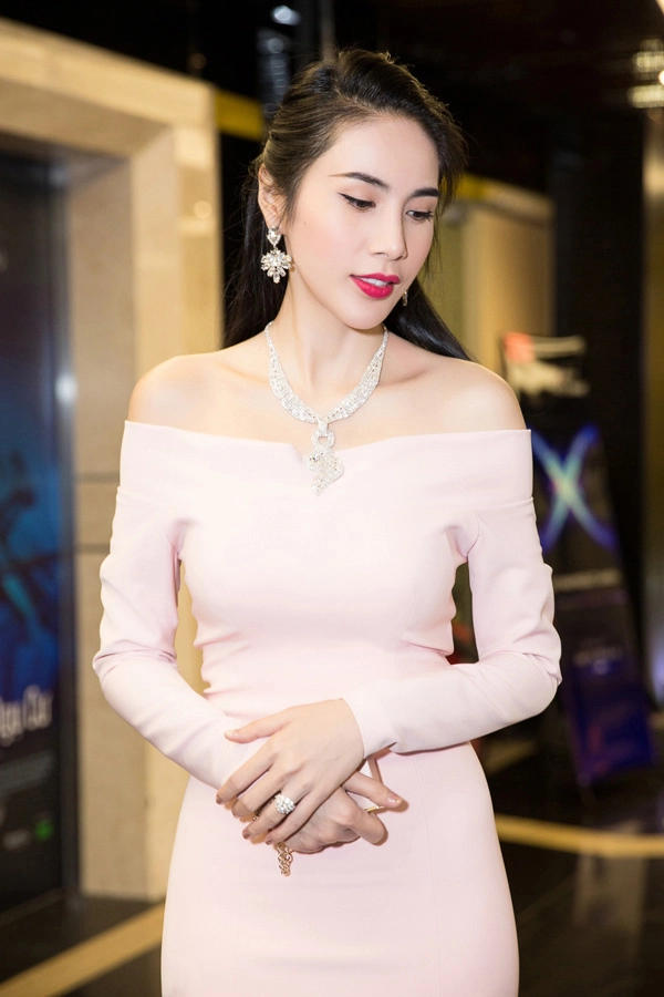 Sao đẹp tuần thủy tiên xúng xính trang sức kim cương trong bão scandal của em chồng
