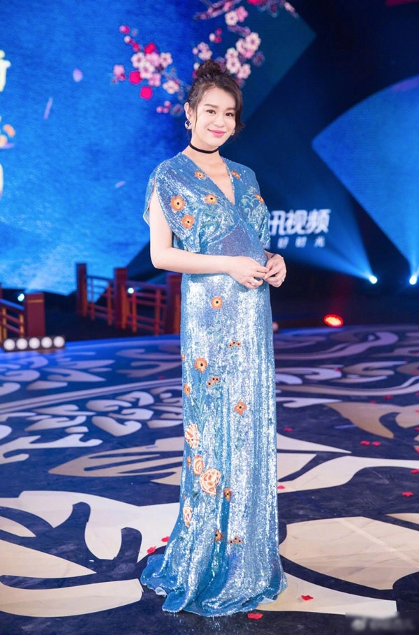 Sao mặc đẹp tuần cứ mặc kín đáo thanh nhã thủy tiên lại được khen hết lời
