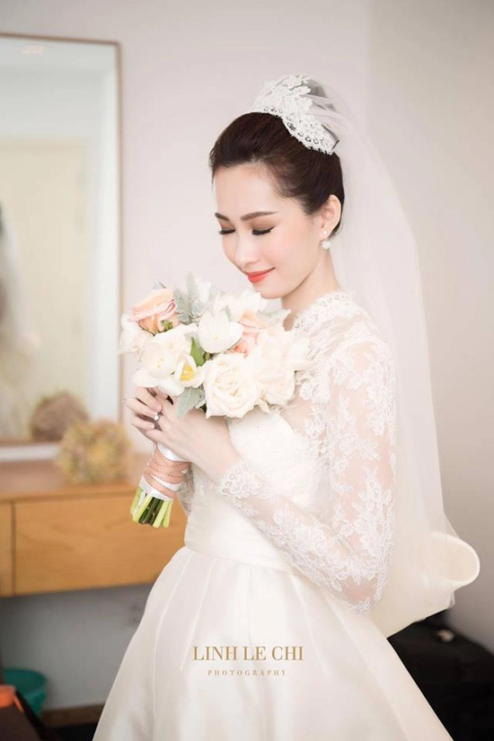 Sao mặc đẹp tuần việt trinh quá trẻ đẹp ở tuổi u50 khi hóa cô dâu với váy cổ điển