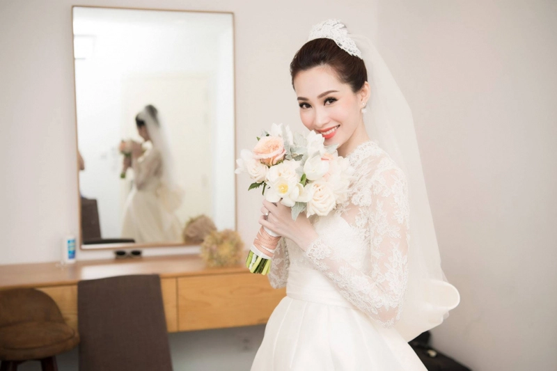 Sao mặc đẹp tuần việt trinh quá trẻ đẹp ở tuổi u50 khi hóa cô dâu với váy cổ điển