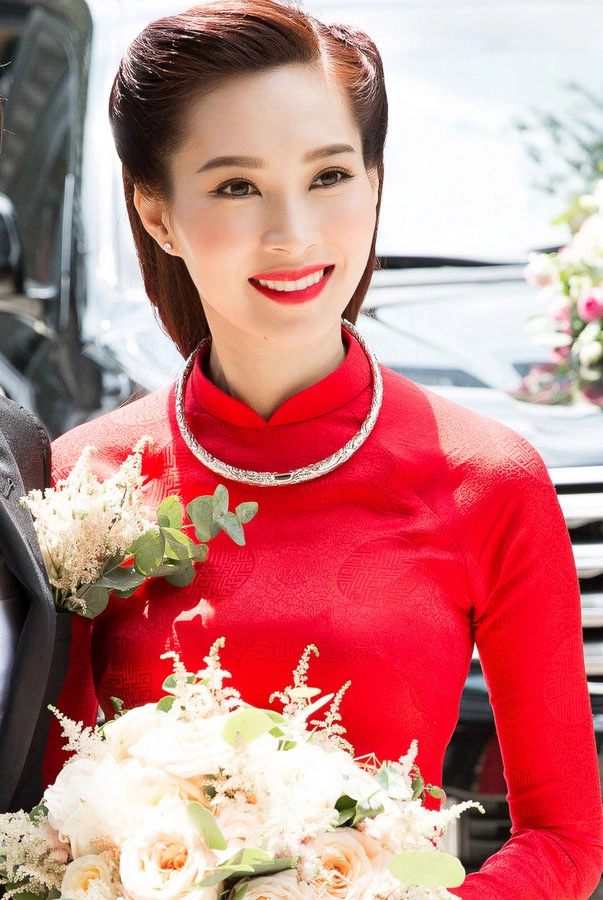 Sao mặc đẹp tuần việt trinh quá trẻ đẹp ở tuổi u50 khi hóa cô dâu với váy cổ điển