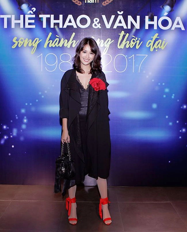 Sao việt mặc xấu tuần qua diva mỹ linh cố cưa sừng làm nghé nhưng thất bại