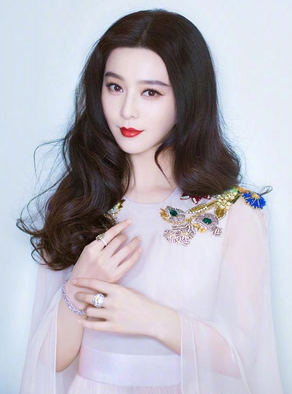 Sau lùm xùm đời tư phạm băng băng xuất hiện với diện mạo khác lạ nghi dao kéo đổi vận