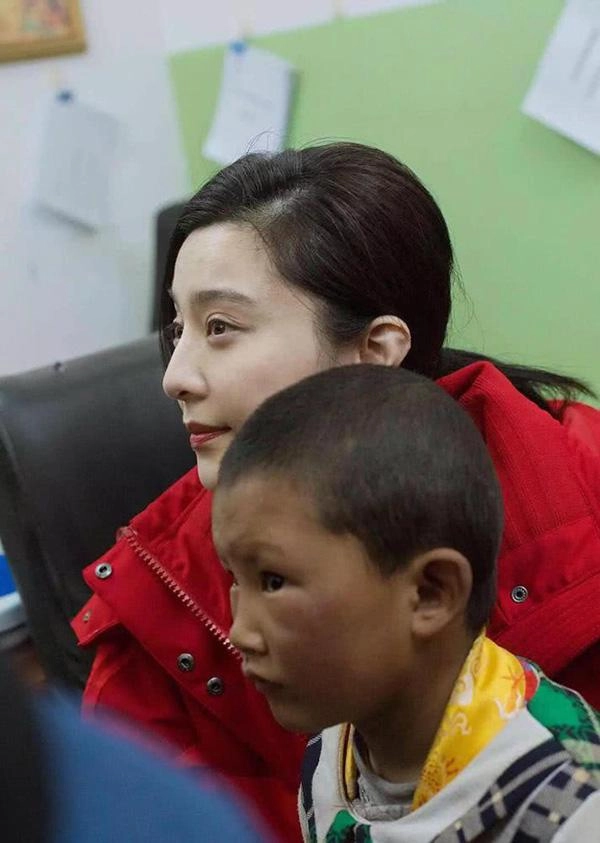 Sau lùm xùm đời tư phạm băng băng xuất hiện với diện mạo khác lạ nghi dao kéo đổi vận